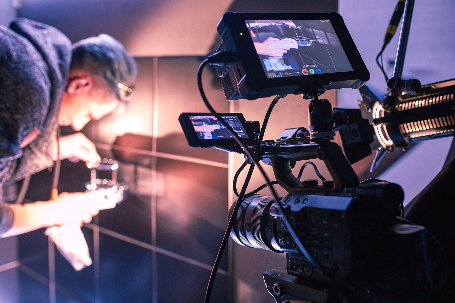 Behind the scenes of filming films or video products and the film crew of the film crew on the set in the pavilion of the film studio.